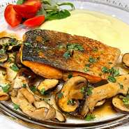 　Salmon and mushroom meuniere