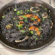 Squid ink paella with Otaru squid