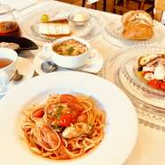 本日のアンティパスト

本日のスープ・パン

お好きなパスタ

本日のドルチェ

食後のお飲み物コーヒーまたは紅茶またはハーブティー

