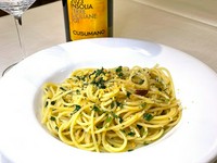  Spaghetti Garlic and chili pepper peperoncino