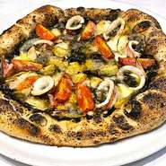 Hakodate squid ink pizza