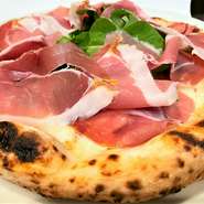 Prosciutto and arugula pizza