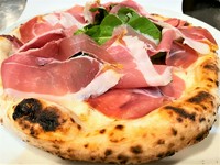 Prosciutto and arugula pizza