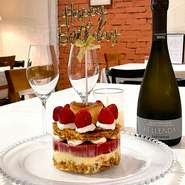 当店の名前が付いたアイスクリームのストロベリーミルフィーユです。
12センチホール(2～4人前） ￥6500
15センチホール(4～8人前）￥8500

コース料理注文の方お一人様￥1000引き
＊ご予約は3日前までにお願います