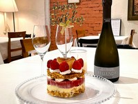 当店の名前が付いたアイスクリームのストロベリーミルフィーユです。
12センチホール(2～4人前） ￥6500
15センチホール(4～8人前）￥8500

コース料理注文の方お一人様￥1000引き
＊ご予約は3日前までにお願います