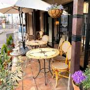 大きな窓から差し込む陽の光で明るく照らされる店内。ランチ時の穏やかな雰囲気もおすすめ！