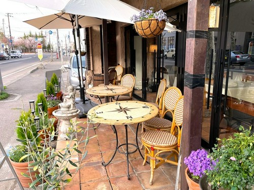 陽が差し込む店内　～ランチ時の明るい雰囲気もおすすめ