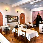 ディナーの灯りがともるとグッとシックなイメージに。デートや記念日にも◎