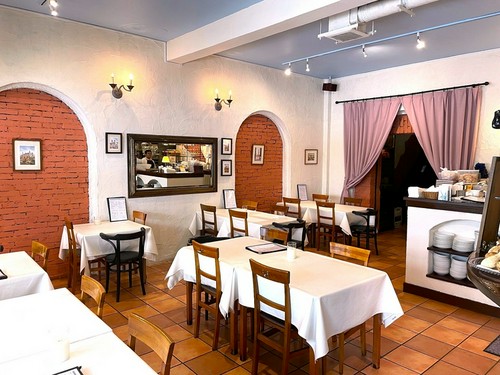 ディナーはぐっとシックなイメージに　～クラシカルな内観