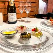 ※価格はサービス料込み
※前日までの要予約
誕生日、記念日の方でご予約頂いた場合、アニバーサリーストロベリーケーキをご用意いたします。花火かキャンドルも付けられます。お気軽にご相談くださいませ。
12センチホール(2～4人前） ￥6500　15センチホール(4～8人前）￥8500
コース料理注文の方お一人様￥1000引き　
ご予約は3日前までにお願います。
