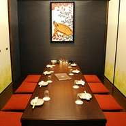 和の雰囲気が漂う、落ち着いた雰囲気の店内は、少人数から大人数のご宴会まで、どのようなシーンでもご利用頂けます。2名様以上からご利用頂ける完全個室も完備。おいしい和食・名古屋飯をご堪能下さい。