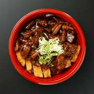 ランチタイムもディナータイムもデリバリー可能です。
人気の唐揚げ弁当やとんかつ弁当はもちろん、花かるたの特製どて丼やどてカツ丼もございます。