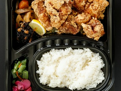 ランチで人気の唐揚げやとんかつ弁当をテイクアウト♪