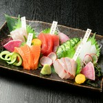 毎日市場より直送の鮮魚をどーんと15貫！！
旬の魚介を取り揃えております。