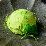 西尾抹茶を使用した抹茶アイスに西尾の抹茶粉をかけて。
