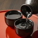 迷ったらコレ！その時々に花かるたがおすすめする日本酒を利き酒三種にしてご提供致します。

