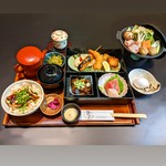 名古屋コーチンのひきずり鍋/八丁味噌串カツ/エビフライ/手羽先/まぐろほほ肉の唐揚げ/まぐろ食べ比べ(本まぐろ含む三種のまぐろ)/どて煮/赤だし/漬物/茶碗蒸し/鰻まぶし