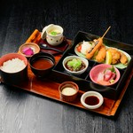 お刺身/味噌串カツ/手羽先/海老フライ/マグロホホ肉唐揚げ/ご飯/味噌汁/どて煮/香の物/茶碗蒸し