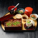 本まぐろ炭火焼きひつまぶし/小鉢/茶碗蒸し/香の物/薬味/お出汁