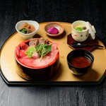 まぐろづくし丼/小鉢/香の物/味噌汁/茶碗蒸し