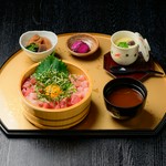 本まぐろ入り鮪ユッケ/小鉢/香の物/味噌汁/茶碗蒸し