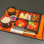 <限定15食の日替わりランチ> サラダ・お刺身・煮物等バランス良くお召し上がりいただけます。