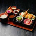 エビフライ、味噌串カツ、手羽先、まぐろほほ肉の唐揚げ、刺身、土手煮、ご飯、漬物、赤だし