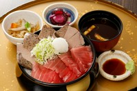 本まぐろの二色丼、小鉢、漬物、お味噌汁、