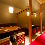 気軽にお食事やご宴会を愉しめるテーブル席。少人数でのご利用にて、ロールスクリーンでテーブルの間を仕切ったり、外してテーブルを繋げて14名様テーブルとしてもお使いいただけます。