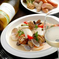 アクアパッツァ（手前）とソーセージの盛り合わせ