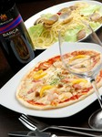 ミックスピザ・9インチ（手前）とアサリとキャベツのパスタ