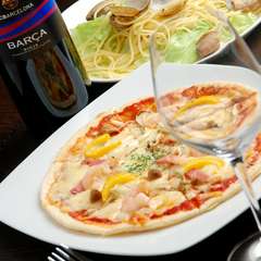 ミックスピザ・9インチ（手前）とアサリとキャベツのパスタ