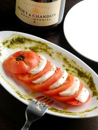 トマトとモツァレラチーズのカプレーゼ