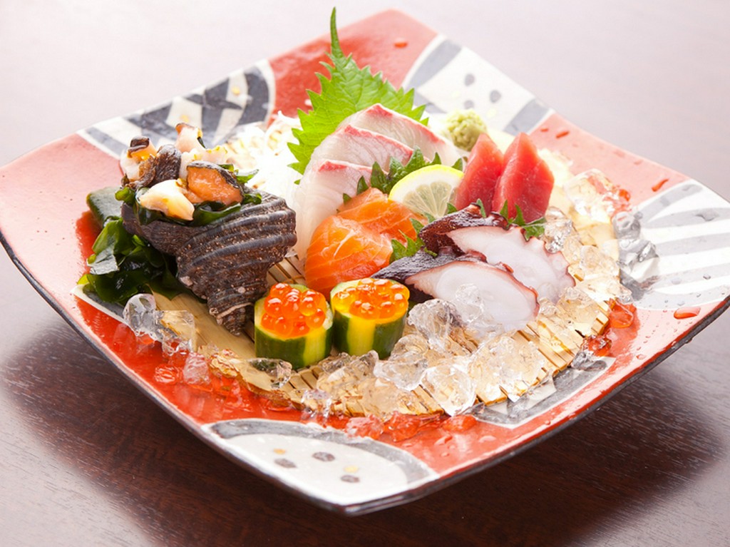 色物のきれいな器に負けない新鮮な『刺身の盛り合わせ』