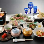 お食事＋飲み放題の忘年会のプランをご用意しております！5,000円～10,000円まで幅広く充実したコースです！また、お客様のご希望に沿ったコースも承っておりますので、お気軽にご相談下さい。
