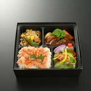 特製牛ハンバーグ・煮物・鮭の西京焼きいくらご飯・野菜サラダ（自家製ドレッシング）