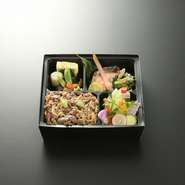 西京焼き・国産牛特製ソース・野菜サラダ（自家製ドレッシング）・煮物