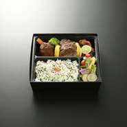 手作り牛肉ハンバーグ・牛はらみステーキ・鶏肉の味噌焼き・野菜サラダ（自家製ドレッシング）