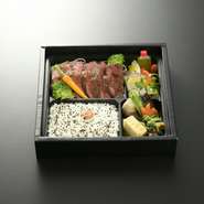 炭火焼牛ひれステーキ・野菜サラダ（自家製ドレッシング）・煮物※2個以上