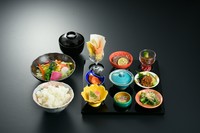 ・焼き胡麻豆腐
・牛ステーキおろしソース
・海老チリ・クラゲの冷菜・天麩羅（ズワイガニ蟹爪）
・鮮魚の和風カルパッチョ
・茄子の四川風肉味噌
・ズワイガニのきゅうり巻き
・季節のおひたし