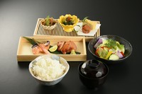 ・西京焼き
・御飯
・野菜サラダ（自家製ドレッシング）
・小鉢
・味噌汁
・デザート
・コーヒー