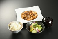 ・自家製麻婆豆腐
・野菜サラダ（自家製ドレッシング）
・御飯
・味噌汁