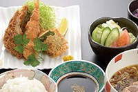 ・本日の一品
・御飯
・野菜サラダ（自家製ドレッシング）
・味噌汁
※本日の一品は日替わりで変更になります