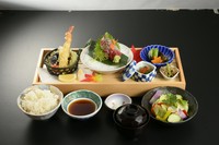 ・刺身
・天麩羅
・煮物
・小鉢
・野菜サラダ（自家製ドレッシング）
・御飯
・味噌汁
・デザート
・コーヒー