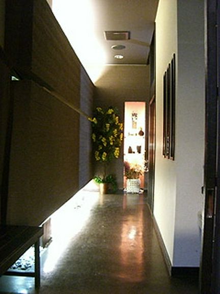 店内へ
