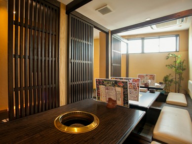 ゆったりくつろぎながら食事が楽しめる２階座敷席