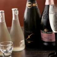 お酒の種類も各種取り揃えています。人気はスパークリングの日本酒、定番のマッコリももちろんあります。