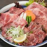 田中商店に来たのなら、ぜひ食べて欲しいお肉5品を盛り合わせた「特選盛り」。お客様からの人気もNo.1で、5種類のお肉はすべて絶品です。希少な部位でも驚きの価格でご提供しています。