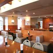 カウンターとテーブル席をご用意しておりますので、ご家族お友達で是非