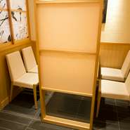 店内の仕切りは、2名から12名までお客様の人数に合わせて対応可能です。プライベートな空間は、仲間同士の宴会や同窓会、女子会など、あらゆるシーンに大活躍。楽しい時間と美味しい料理が心ゆくまで楽しめます。

